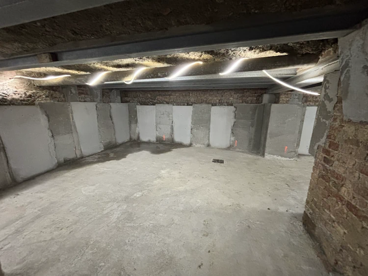 piliers béton en sous-sol