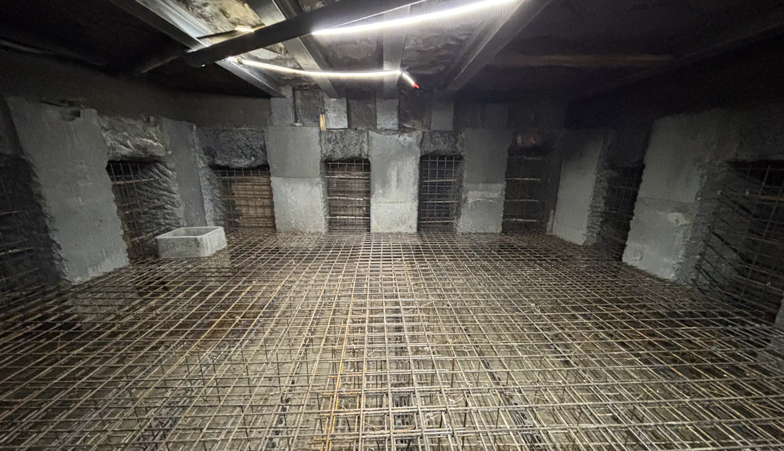sous-sol avec piliers de béton