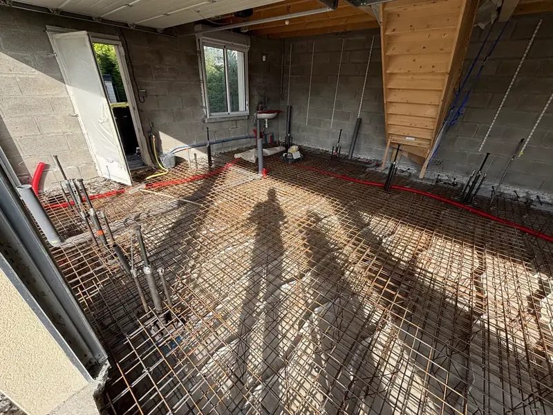 Mise en œuvre du ferraillage avant coulage d'une dalle porteuse